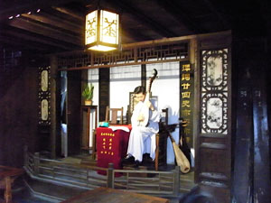 茶館での演奏。二胡も演奏される