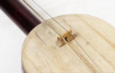 二胡系の楽器で絹弦とスチール弦の両方を使うことがある。